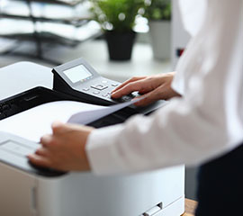 Instalando impresora de consumo de energía eficiente en oficina.
