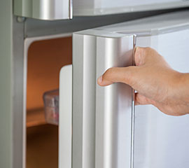 Mostrando como ahorrar energía eléctrica con el refrigerador.