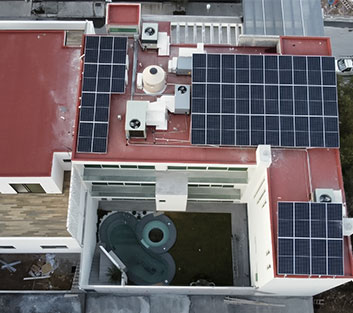 Vista aérea de casa con instalación de paneles solares