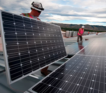 Solar Inc instalando paneles solares en empresa de Monterrey