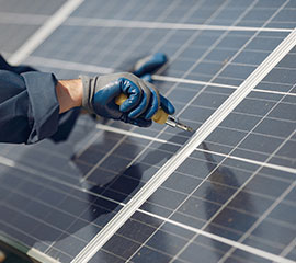 Instalando celdas solares en empresa de Monterrey