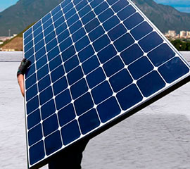 Personal de Solar Inc trasladando celdas solares.