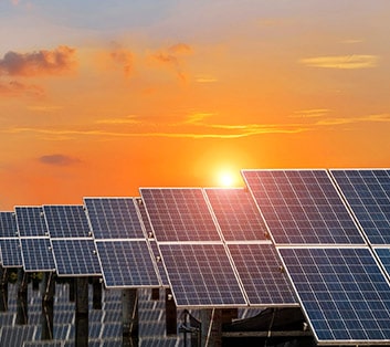 Paneles solares captando energía del sol en Industrias de Monterrey