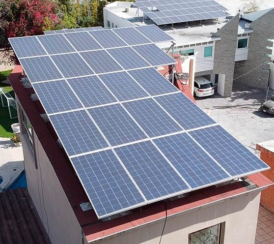 Azotea de casa con celdas solares instaladas