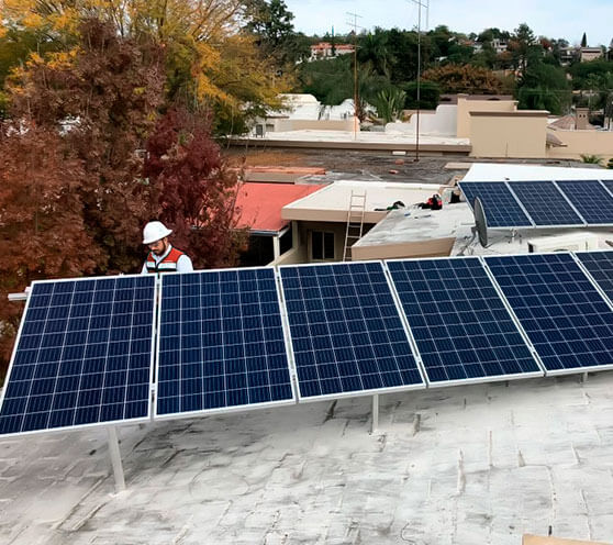 Personal de Solar Inc revisando celdas solares en casa