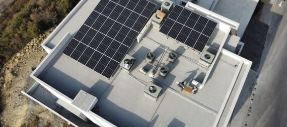 Vista aérea de casa de Monterrey con paneles solares instalados.