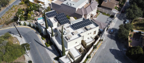 Casa ubicada en Monterrey conectada a paneles solares