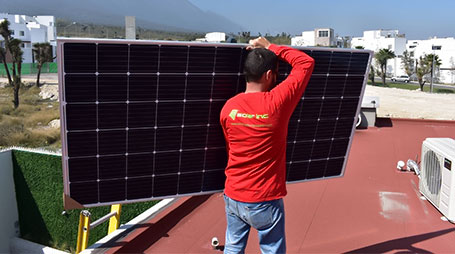 Personal de Solar Inc instalando paneles solares en azotea de empresa en Monterrey