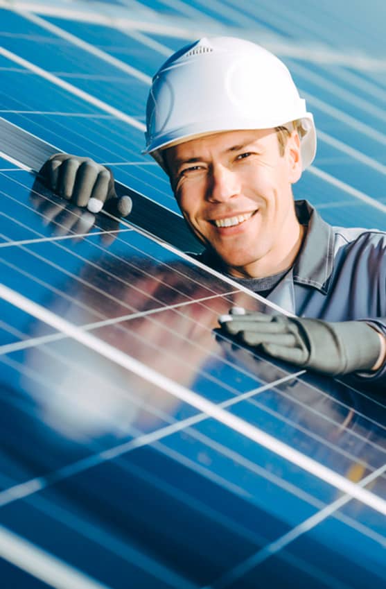 Personal de Solar Inc instalando paneles solares para empresa industrial.
