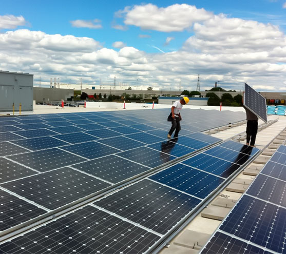 Personal de Solar Inc instalando paneles solares en empresas
