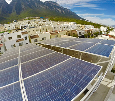 Casas de Monterrey generando energía con paneles solares